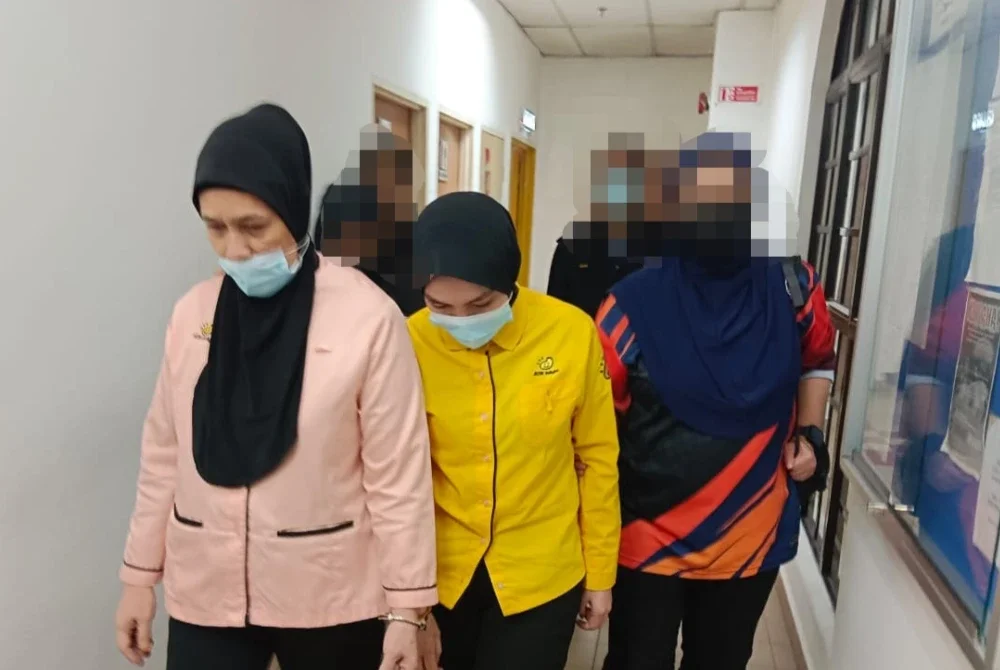Dua wanita warga Filipina mengaku bersalah di Mahkamah Majistret, Johor Bahru, atas pertuduhan memiliki kad pengenalan palsu, di sini, Isnin lalu.