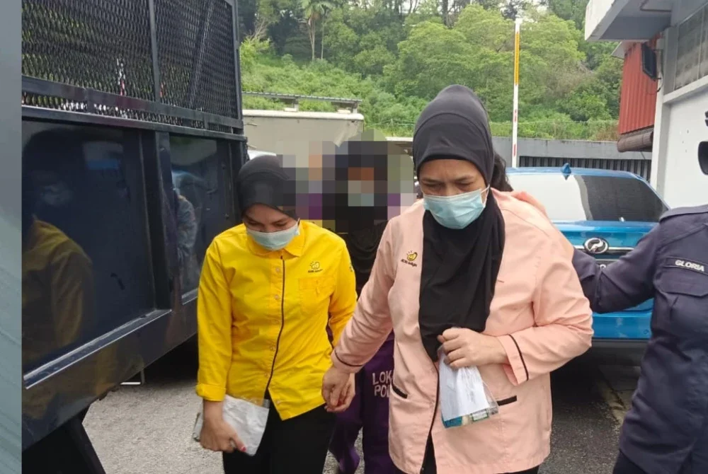 Janidah (hadapan) dan Niraina tiba ke mahkamah pada Khamis.