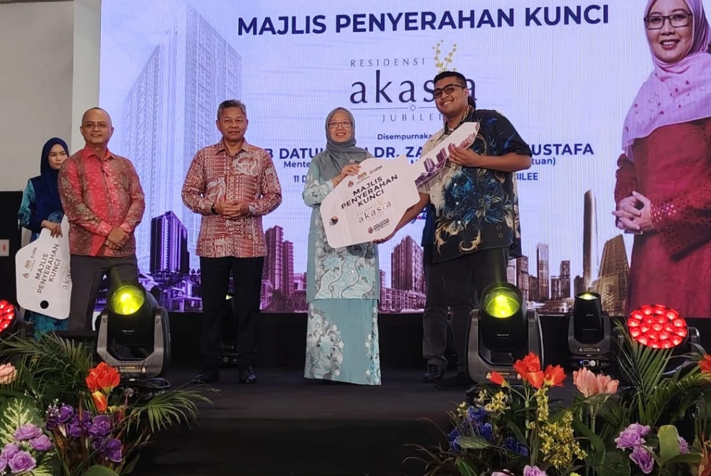 Dr Zaliha (dua dari kanan) ketika Majlis Penyerahan Kunci Residensi Akasia Jubilee di Kuala Lumpur pada Khamis