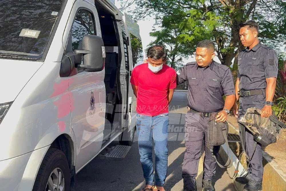 Mohammad Zaini (kiri) dibawa ke Mahkamah Sesyen Butterworth pada Khamis.