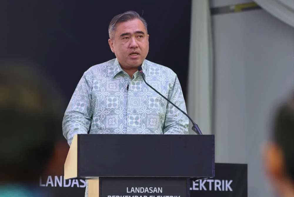 Anthony Loke berucap pada Majlis Penyempurnaan dan Pengoperasian Landasan Berkembar Elektrik Gemas - Johor Bahru di Stesen Kempas Baru pada Khamis. Foto Bernama