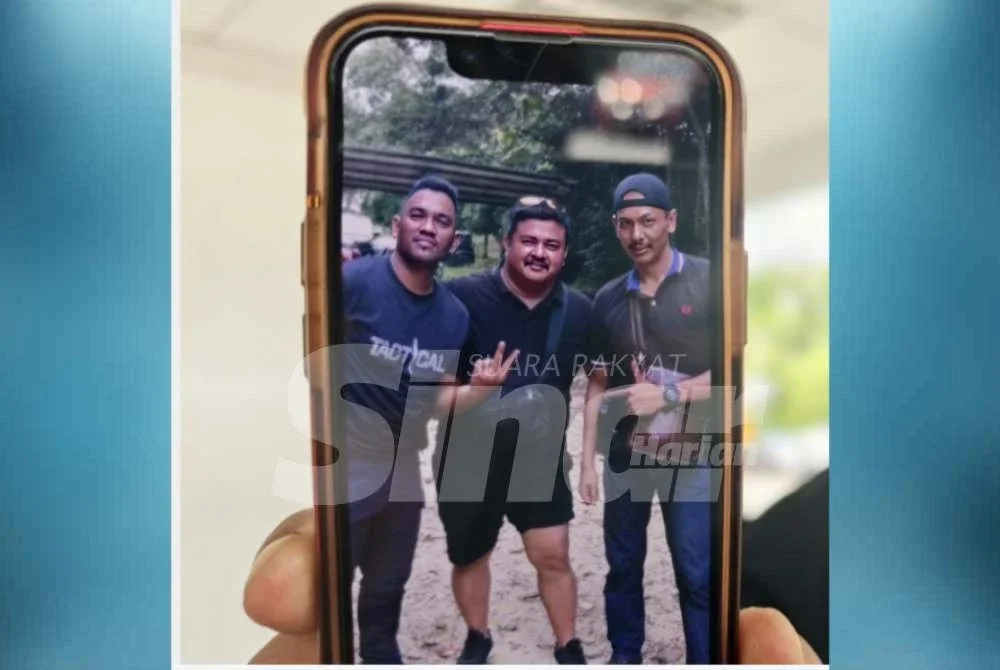 Nizam menunjukkan gambar kenangannya bersama Allahyarham (kanan).