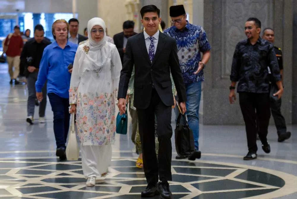 Syed Saddiq (tengah) hadir di Istana Kehakiman pada Khamis bagi mendengar rayuan akhir pendakwaan berhubung pembebasan beliau daripada pertuduhan pecah amanah, salah guna harta dan pengubahan wang haram membabitkan dana Armada. Foto: Bernama 