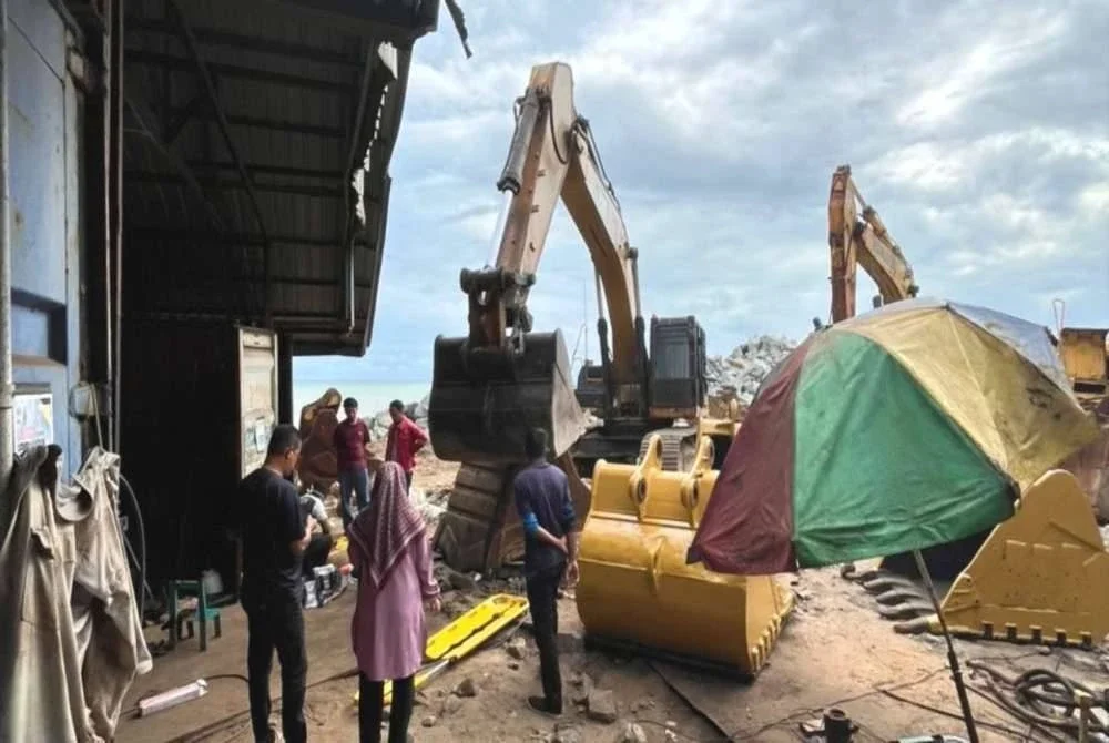 Gambar tular menunjukkan bahagian bakul jengkaut yang dipercayai terbalik sebelum menimpa mangsa.
