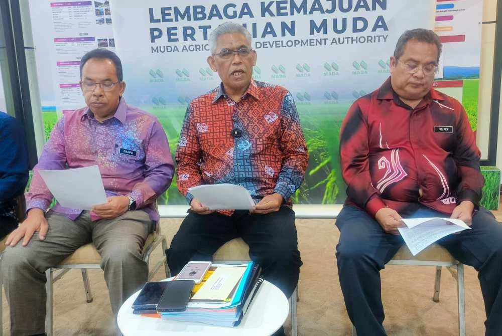 Ismail (tengah) ketika sidang akhbar di Ibu Pejabat MADA di Alor Setar pada Khamis.