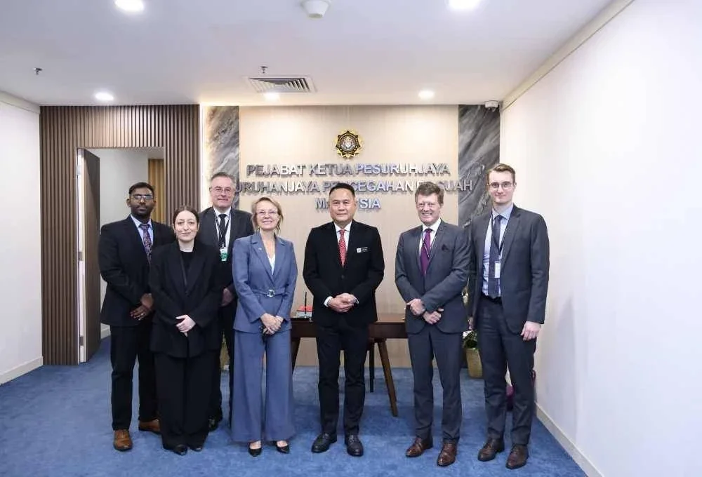 Pejabat Ombudsman Parlimen Denmark ketika mengadakan kunjungan hormat ke atas Timbalan Ketua Pesuruhjaya (Operasi) SPRM, Datuk Seri Ahmad Khusairi Yahaya, di Ibu Pejabat SPRM, di sini pada Rabu.