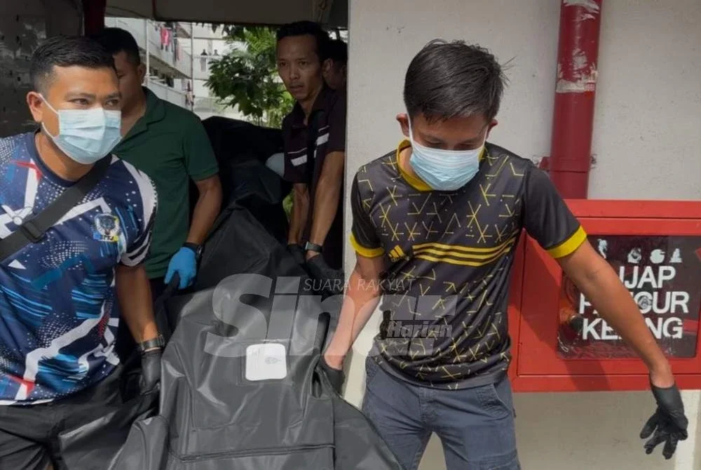 Polis mengangkat mayat seorang wanita yang dipercayai dibunuh suaminya di kediaman mereka di tingkat dua sebuah pangsapuri di Seberang Jaya.