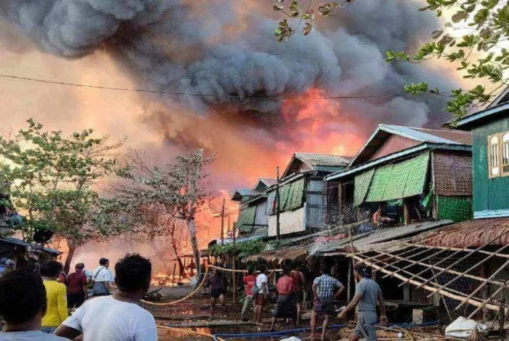 Orang awam mendakwa sebuah jet tentera telah menjatuhkan dua bom ke atas hospital di daerah Mrauk-U.