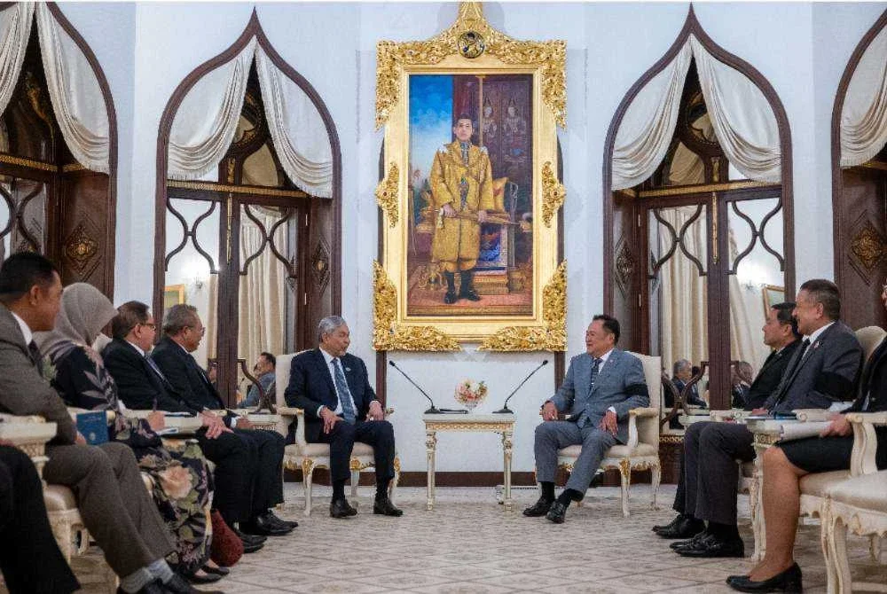 Ahmad Zahid mengadakan pertemuan rasmi dengan Anutin semasa Mesyuarat ke-14 Menteri-Menteri Asean Mengenai Pembangunan Luar Bandar dan Pembasmian Kemiskinan di Bangkok pada Khamis.