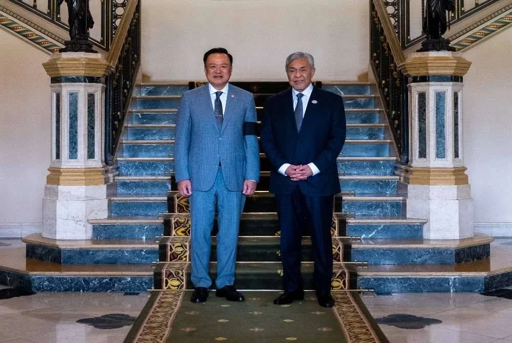 Ahmad Zahid (kanan) bersama Anutin di Rumah Kerajaan Thailand sempena lawatan kerja tiga hari beliau ke Bangkok bermula pada Khamis. Foto: Bernama