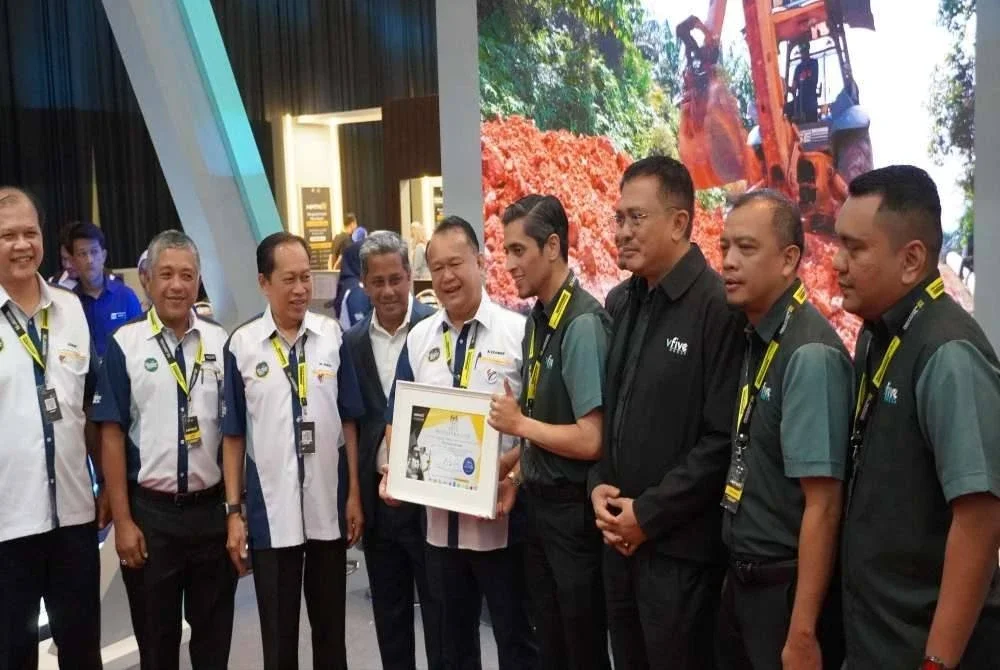 Syafiq (empat dari kanan) bersama Alexander (tengah).