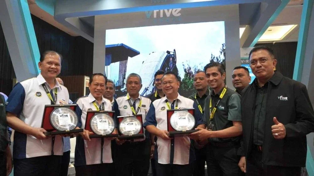 Syafiq (depan, dua dari kanan) menyampaikan plak penghargaan kepada Alexander (depan, empat dari kiri) pada majlis sambutan HPTN 2025 di Persada Johor International Convention Centre pada Rabu.