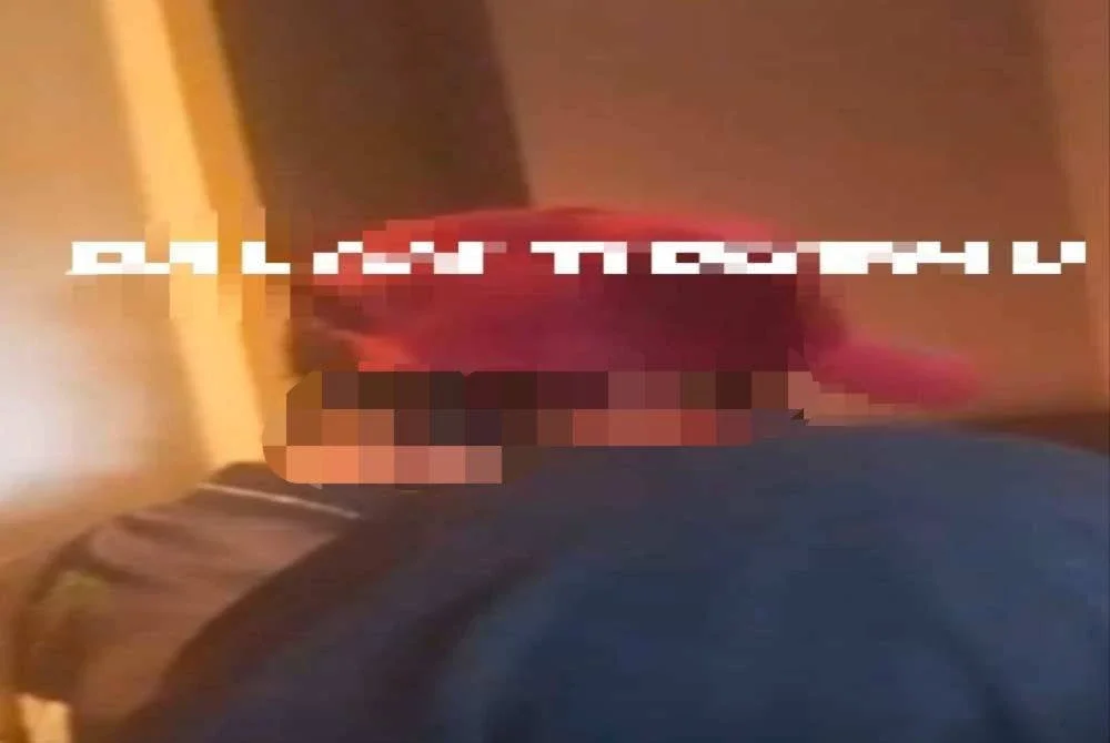 Penguat kuasa JAINJ menahan isteri orang bersama lelaki warga asing di sebuah hotel di Kluang. - Foto JAINJ