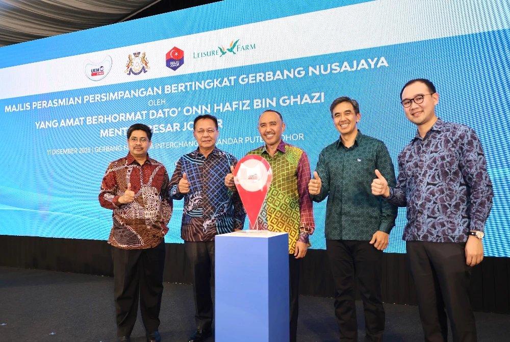 Dari kiri: Hasrin Kamal; Penasihat Ekonomi dan Pelaburan Johor, Datuk Seri Utama Ir Hasni Mohammad; Mohd Jafni; Shaharul Farez dan Pengarah Leisure Farm, Marc Lee ketika majlis pelancaran pada Khamis.