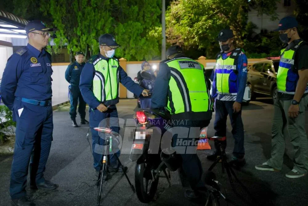 Wan Aminordin (kiri) turun padang pada Minggu Ops Gerak Kebangsaan sempena Hari Ozon Sedunia 2025 di Kota Bharu.