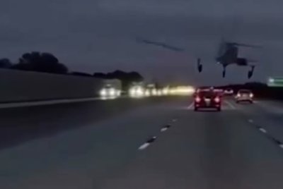 Tangkap layar video tular sebuah pesawat ringan dirakam melakukan pendaratan cemas di atas sebuah kereta di Florida, Amerika Syarikat. Foto: pembaca