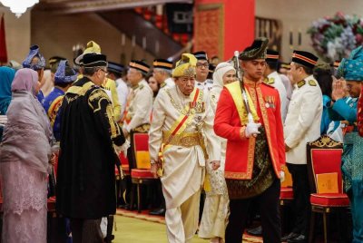 Sultan Selangor Sultan Sharafuddin Idris Shah dan Tengku Permaisuri Selangor Tengku Permaisuri Norashikin berangkat tiba ke Istiadat Pengurniaan Darjah dan Bintang Kebesaran sempena ulang tahun Hari Keputeraan ke-80 baginda di Balairung Seri, Istana Alam Shah pada Khamis. Foto Bernama. 