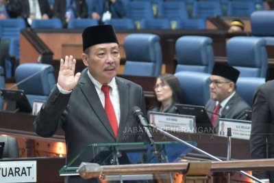 Hajiji mendahului majlis angkat sumpah di hadapan Speaker DUN Sabah Datuk Kadzim M Yahya di DUN Sabah, Kota Kinabalu. Foto Japen