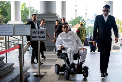 Pihak pendakwaan akan mengemukakan bantahan terhadap permohonan Pengarah Maju Holdings Sdn Bhd Tan Sri Abu Sahid Mohamed untuk mendapatkan pasport ke London. 