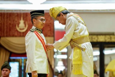 Sultan Selangor Sultan Sharafuddin Idris Shah berkenan menganugerahkan Darjah Kebesaran Dato’ Paduka Mahkota Selangor (D.P.M.S.) yang membawa gelaran Dato' kepada Menteri Komunikasi, Datuk Fahmi Fadzil pada Istiadat Pengurniaan Darjah dan Bintang Kebesaran sempena ulang tahun Hari Keputeraan ke-80 baginda di Balairung Seri, Istana Alam Shah pada Khamis. Foto Bernama. 