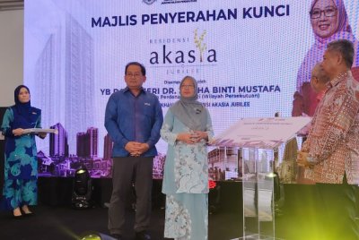 Dr Zaliha (dua dari kanan) ketika Majlis Penyerahan Kunci Residensi Akasia Jubilee di ibu negara pada Khamis.
