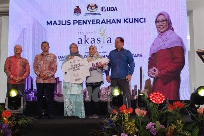 Dr Zaliha (tiga dari kiri) menyampaikan replika kunci rumah kepada penerima pada Majlis Penyerahan Kunci di Residensi Akasia Jubilee.