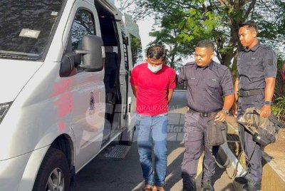 Mohammad Zaini (kiri) dibawa ke Mahkamah Sesyen Butterworth pada Khamis.