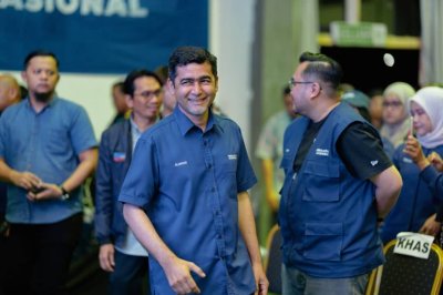 Aliakbar (tengah) menyokong Kerajaan Perpaduan Sabah di bawah Hajiji.