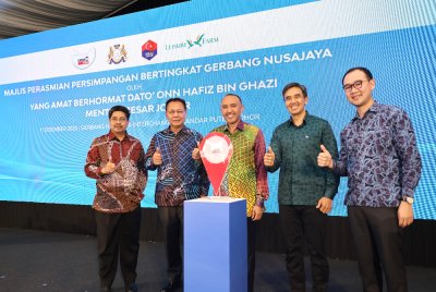 Dari kiri: Hasrin Kamal; Penasihat Ekonomi dan Pelaburan Johor, Datuk Seri Utama Ir Hasni Mohammad; Mohd Jafni; Shaharul Farez dan Pengarah Leisure Farm, Marc Lee ketika majlis pelancaran pada Khamis.