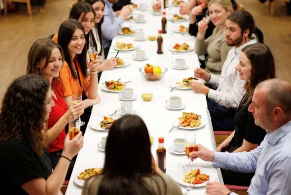 Reunion bukanlah jambatan persahabatan kerana ia cuma pentas kecil untuk ego rakan lama berlakon jadi versi terbaik. Foto dijana AI