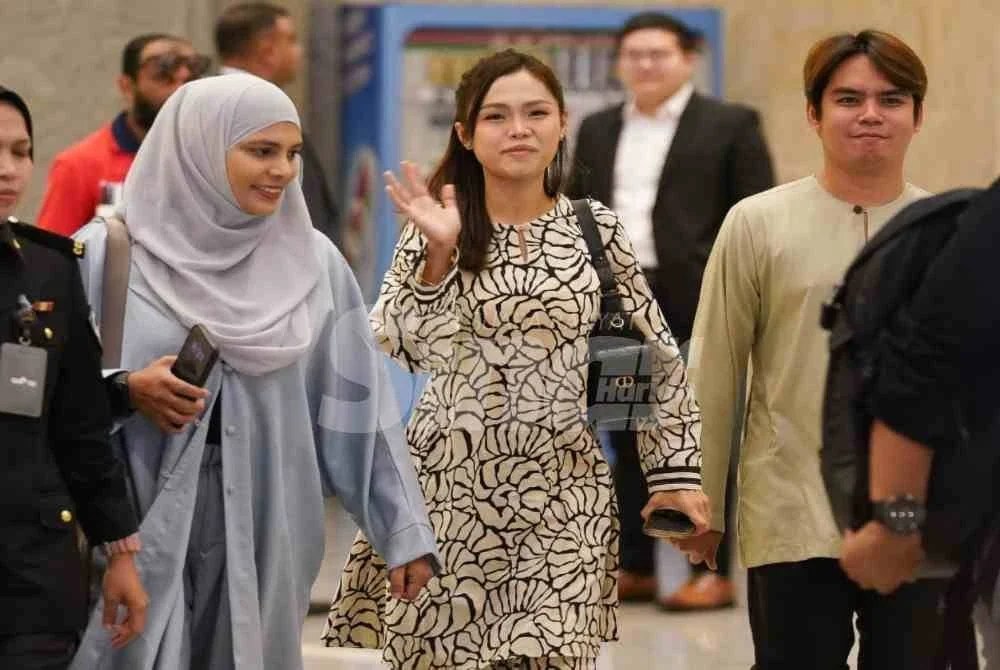 Bella dilihat mengenakan baju kurung sambil melemparkan senyuman serta memberi salam kepada barisan pengamal media yang setia menanti perkembangan kes berkenaan. Foto SINAR HARIAN-ROSLI TALIB