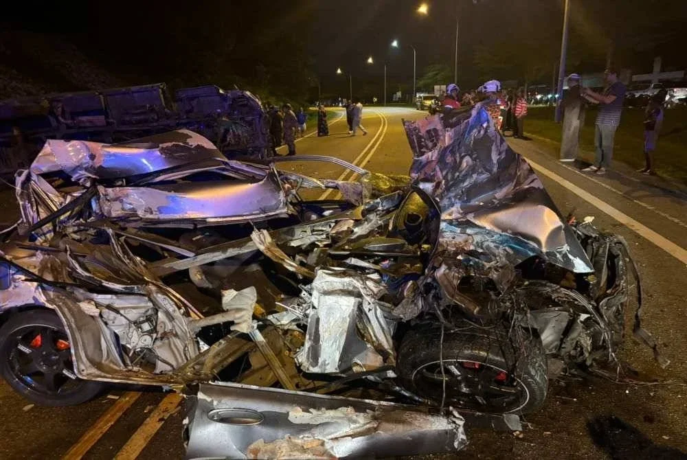 Keadaan Proton Wira remuk selepas terlibat kemalangan. 