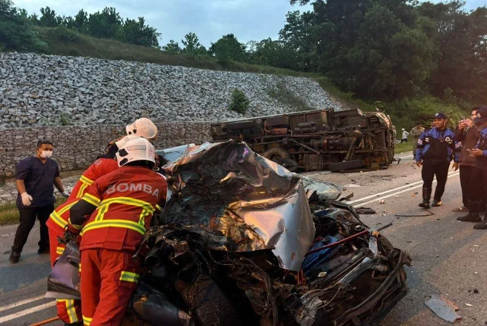 Tindakan seorang pemandu Proton Wira yang cuba memotong kenderaan lain di hadapannya sehingga merempuh sebuah trak tentera di laluan bertentangan dipercayai menjadi punca kemalangan sehingga menyebabkan seorang anggota Angkatan Tentera Malaysia (ATM) maut pada Khamis.Foto: PDRM