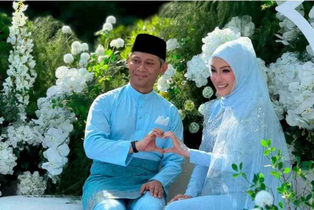 Erra dan Ezwan tampil sedondon mengenakan persalinan warna biru cair rekaan Rizman Ruzaini, menyerikan lagi suasana majlis pernikahan mereka. - Foto Astro AWANI