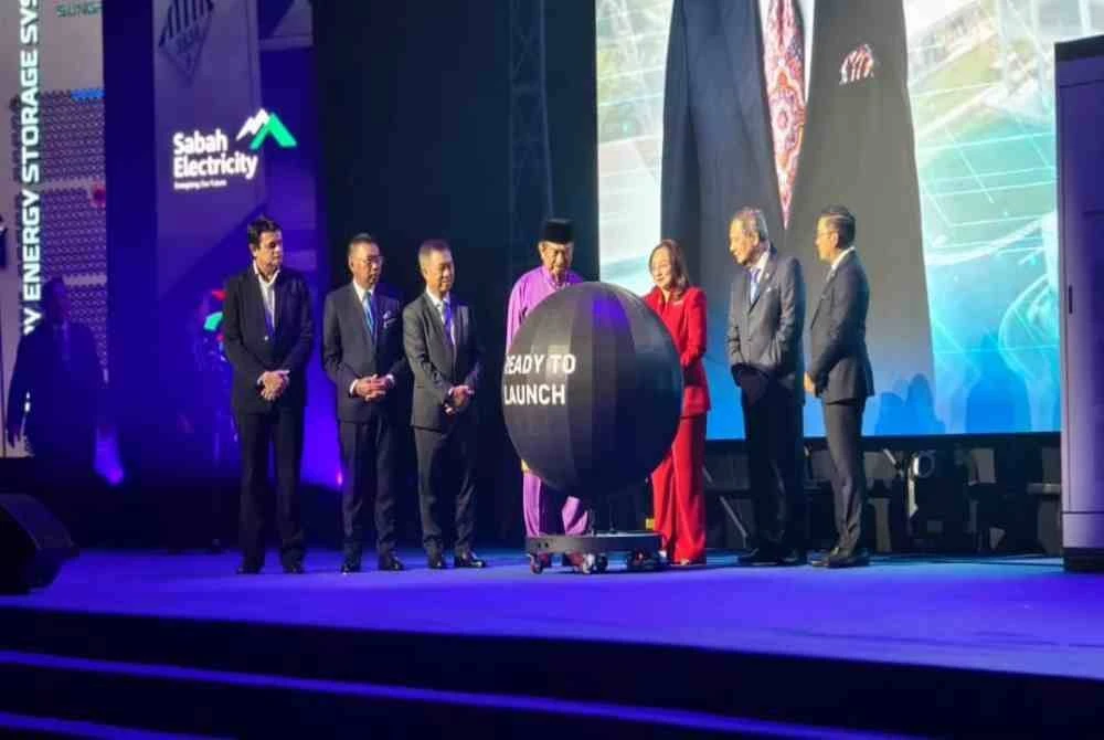 Tun Musa (empat dari kiri) diiringi Joachim (tiga dari kiri) menyempurnakan pelancaran BESS Lahad Datu di SICC, Kota Kinabalu.