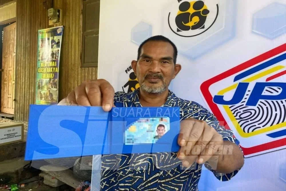 Shaharuddin dari Kampung Keting, Gunong di Bachok menunjukkan kad pengenalan yang dinantikan sejak 45 tahun itu. Foto: SINAR HARIAN/HAZELEN LIANA KAMARUDIN
