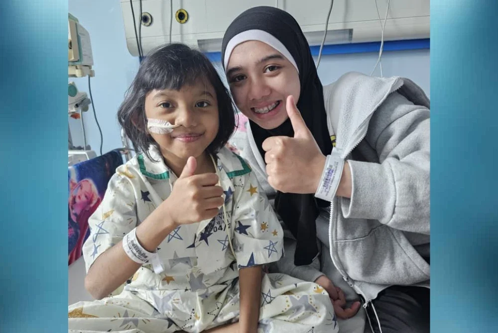 Nur Batrisya (kanan) dan Nur Aisyah Medina merakam gambar bersama sebelum proses pembedahan pemindahan hati dilakukan di Perubatan Universiti Malaya (PPUM) di Kuala Lumpur pada Khamis.