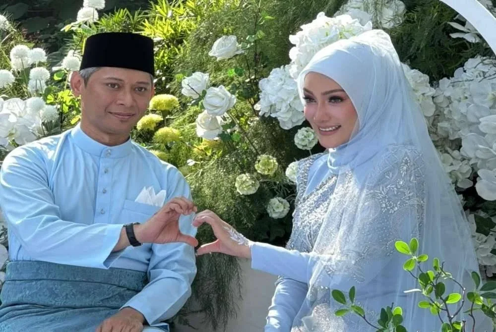  Erra selamat dinikahkan dengan Ezwan dalam majlis akad nikah yang berlangsung di Kampung Melayu Subang pada jam 9.19 pagi.