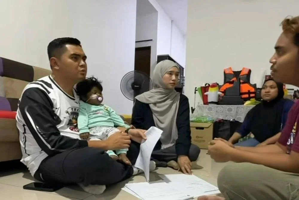 Dr Muhammad Akmal ketika menziarahi Nur Asyura Medina pada Rabu lalu, 