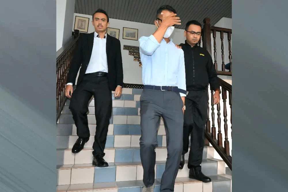 Tertuduh (tengah) yang berdepan 16 pertuduhan rasuah dijatuhi hukuman penjara dua tahun dan denda RM208,000 oleh Mahkamah Sesyen Melaka pada Jumaat.