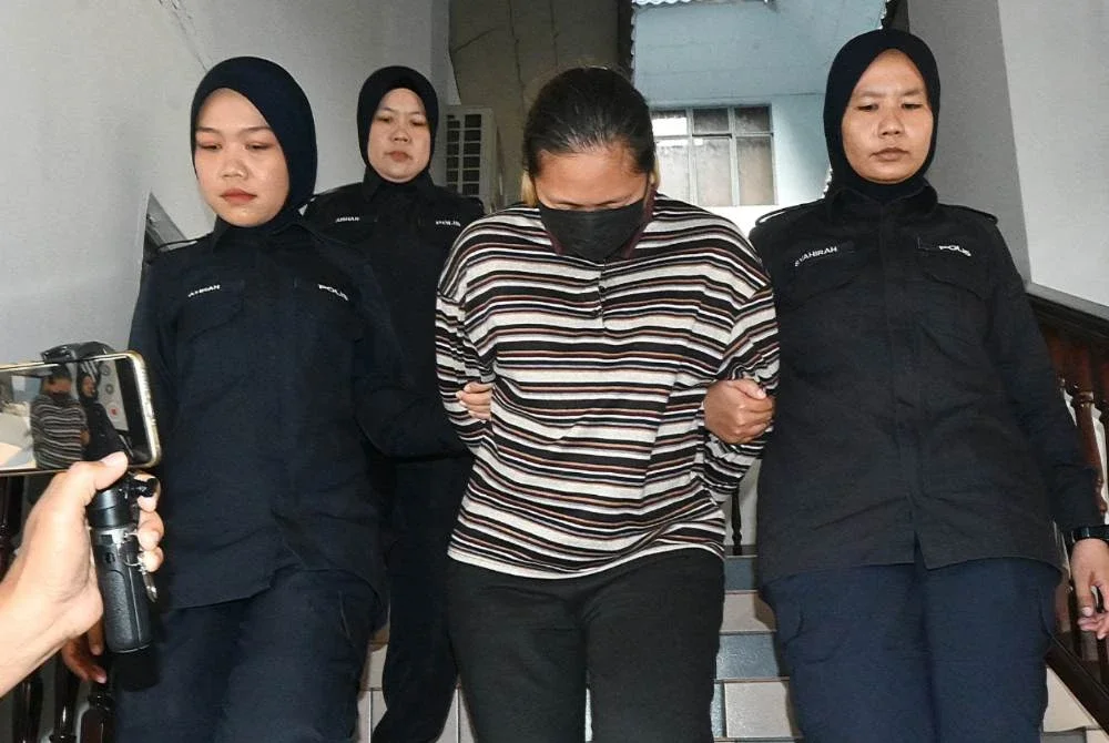 Tertuduh dibawa keluar dari Mahkamah Majistret selepas prosiding pertuduhan selesai.