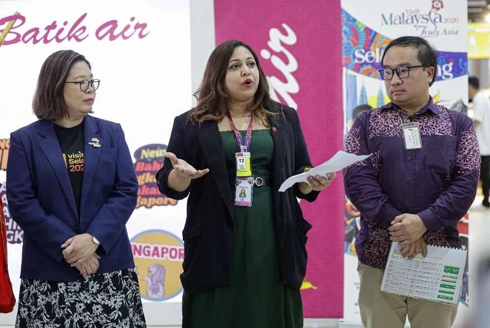 Ketua Pemasaran Batik Air, Bavani Veeriah, berucap semasa pelancaran sulung laluan baharu Batik Air di Lapangan Terbang Sultan Abdul Aziz Shah hari ini.
Also present Tourism Selangor Sdn Bhd Chief Executive Officer Chua Yee Ling and Tourism Malaysia Deputy Director, International Promotion Division Southeast Asia Dr Khairul Hilmi A Manap.
-- fotoBERNAMA (2025) COPYRIGHT RESERVED