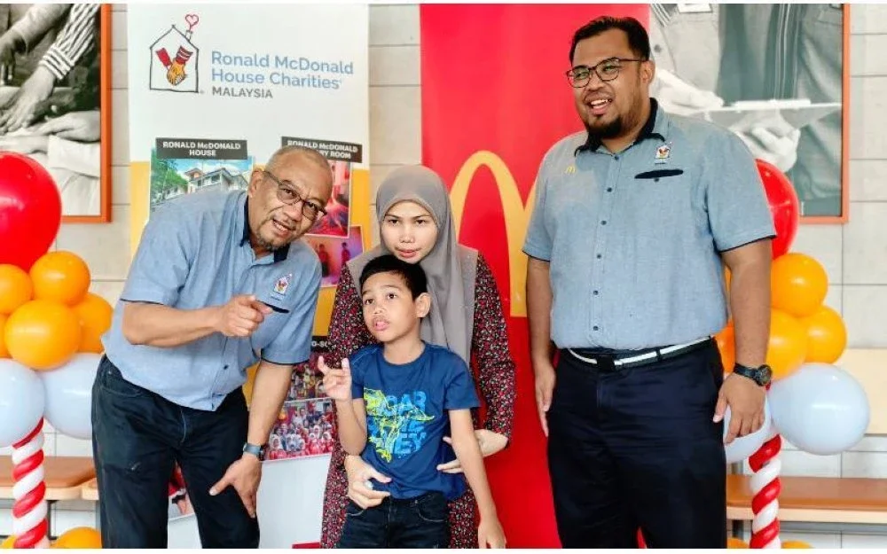 Mohd Nasri (kiri) dan Muhammad Yusof bersama Nurazliha zah dan anaknya.