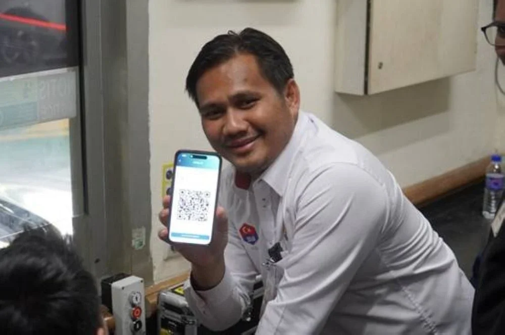 Exco Kerja Raya, Pengangkutan, Infrastruktur dan Komunikasi Negeri Johor, Mohd Fazli Mohd Salleh menunjukkan kod QR bagi MyNIISe ketika melawat BS!, September lalu.