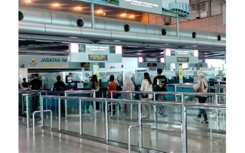 Orang tidak lagi perlu menunggu lama di kaunter Jabatan Imigresen Malaysia di Bangunan Sultan Ibrahim (BSI), Johor Bharu dengan penggunaan MyNIISe.