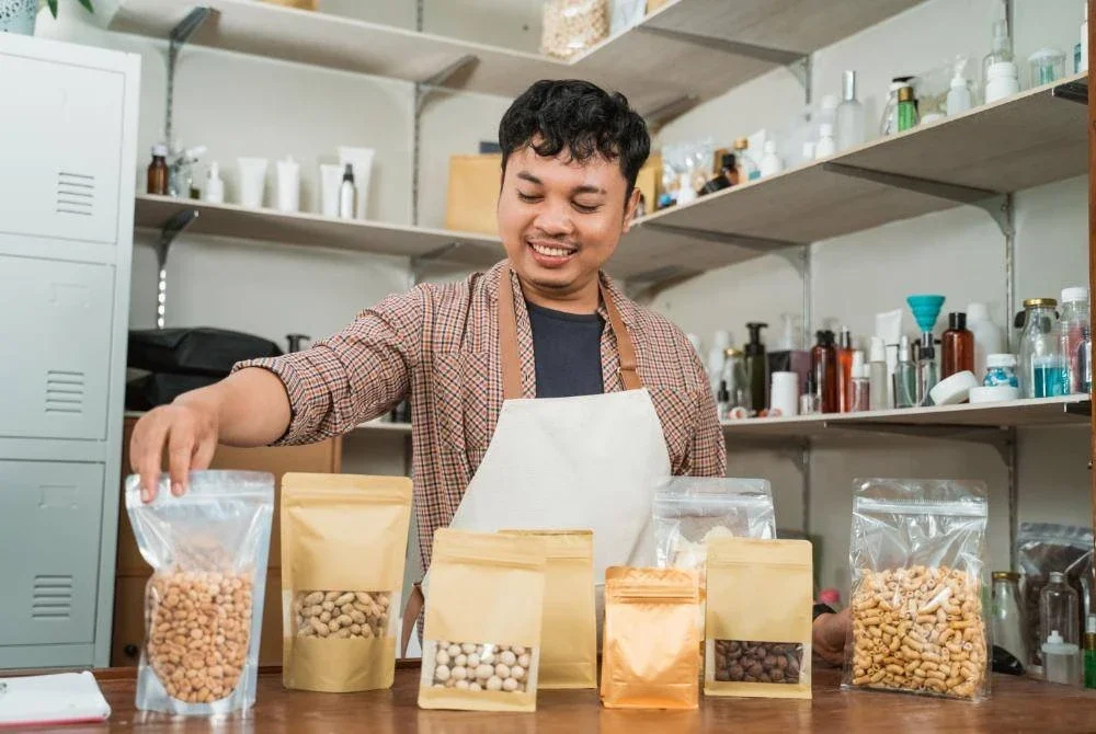 LAPORAN ketidakpatuhan sijil halal banyak berlaku berkaitan isu pembungkusan dan pelabelan. Foto Canva