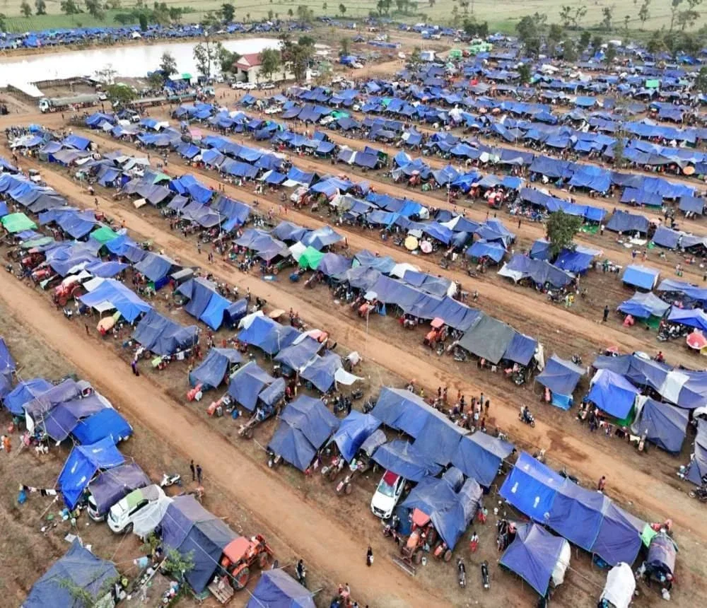 Kem sementara yang menempatkan penduduk dipindahkan dari perkampungan sempadan Thailand-Kemboja selepas pertempuran semakin sengit. - Foto AFP