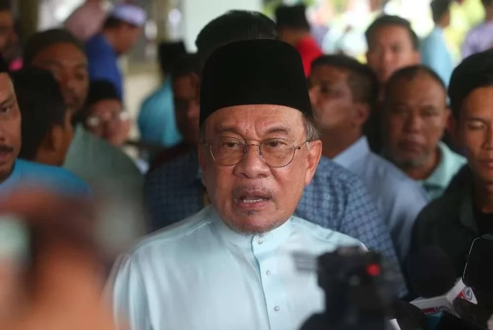 Anwar selepas menunaikan solat Jumaat di Masjid Nur al-Hidayah, Kuah di Langkawi pada Jumaat.