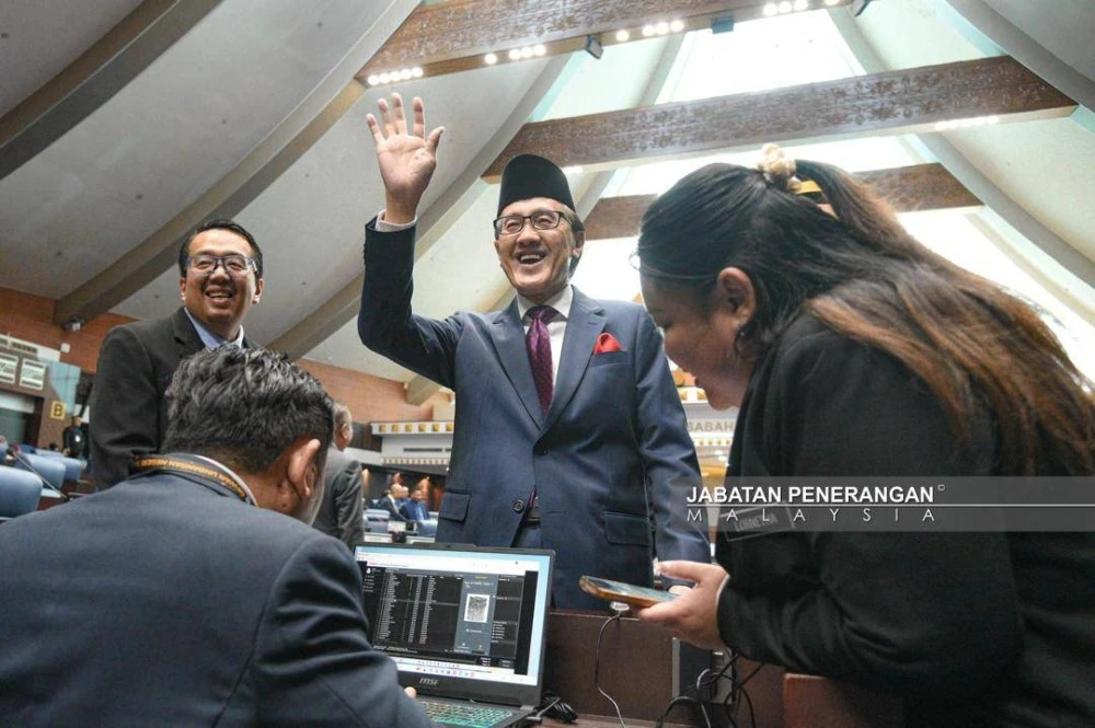 Masidi (dua dari kanan) sebelum membentangkan Belanjawan Sabah 2026 di DUN Sabah pada Jumaat. 