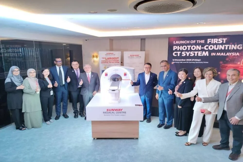 Pengasas Kumpulan Sunway, Tan Sri Dr Jeffrey Cheah (tujuh dari kiri) mengiringi Menteri Kesihatan, Datuk Seri Dr Dzulkefly Ahmad (lima dari kanan) merasmikan majlis memperkenalkan pengimbas CT pengiraan foton permata di Malaysia.
Nota: Gambar hanya replika pengimbas CT digunakan untuk majlis pelancaran (masukkan sekali)
